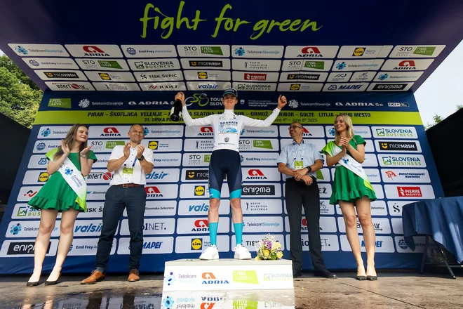 Jakob Omrzel se bori za belo majico in zmagovalni oder v skupnem seštevku. FOTO: Vid Ponikvar/Sportida