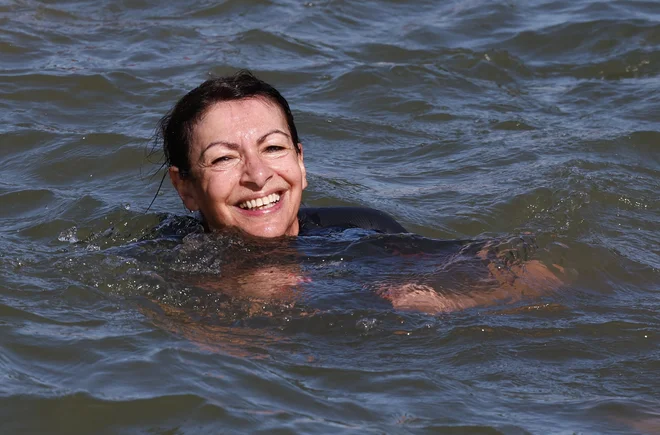 S kopanja v Seni se je županja vrnila nasmejana in pohvalila razmere v njej. Foto Gonzalo Fuentes/Reuters