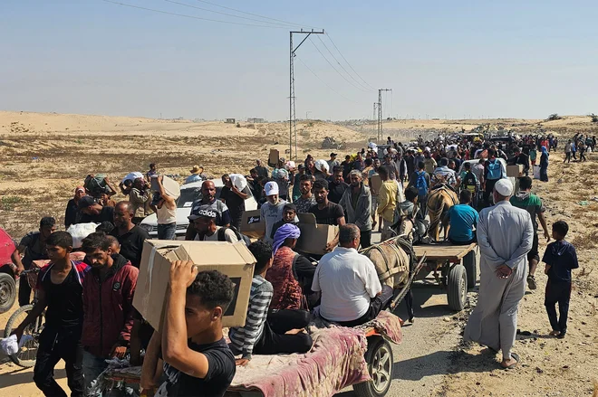 Množica razseljenih Palestincev pred enim od centrov Humanitarne fundacije za Gazo v Rafi FOTO: AFP