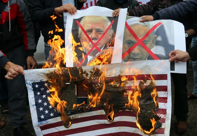 Ameriška javnost postaja vse bolj skeptična do genocida v Gazi, do pomorov otrok, do izstradanja mater, do vse bolj jasno izraženih namer, da je treba palestinski narod izbrisati z obličja »svete dežele«. FOTO: Ibraheem Abu Mustafa/ Reuters