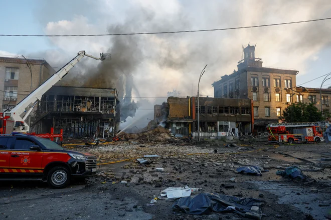 Hudo je bilo v Kijevu, kjer so bili ubiti trije reševalci. FOTO: Valentyn Ogirenko/Reuters