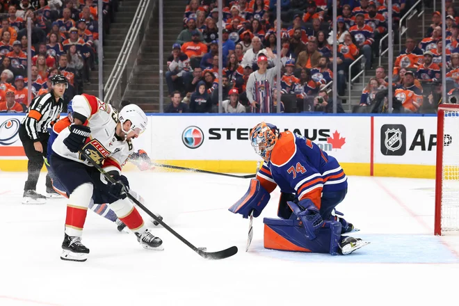 Brad Marchand je takole dosegel zmagoviti gol za Florido. FOTO: Bruce Bennett/AFP
