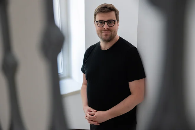 »Pri zborniku gre v osnovi za zbirko besedil domačih in zlasti tujih piscev, ki, vsak s svoje perspektive, gledajo na zgodovino ljubljanskega grafičnega bienala.« Gregor Dražil FOTO: Črt Piksi