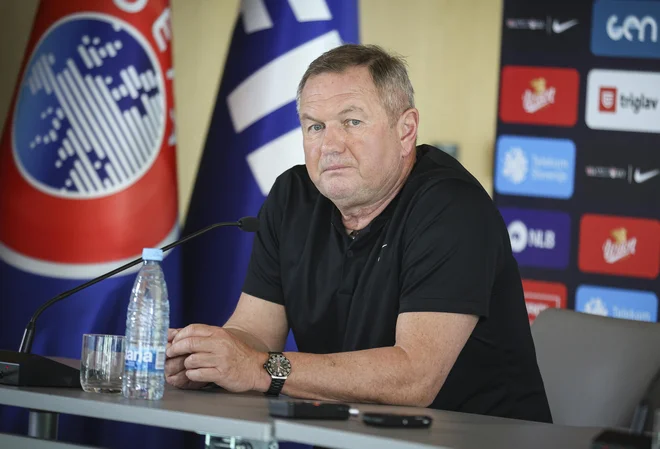 Matjaž Kek upa, da bo v torek v Celju več slovenskih navijačev kot tistih iz BiH. FOTO: Jože Suhadolnik/Delo