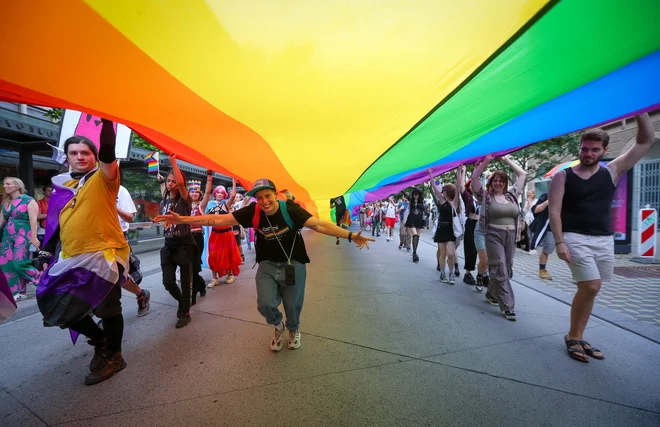 Kljub pomembnim družbenim in zakonodajnim premikom LGBTQIA+ osebe tako še vedno niso varne in enakopravne v praksi. FOTO: Matej Družnik