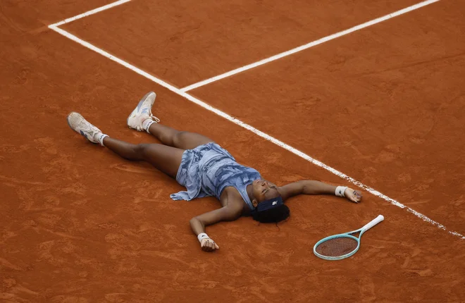 Nejevera Coco Gauff ob zmagoslavju v Parizu. FOTO: Stephanie Lecocq/Reuters