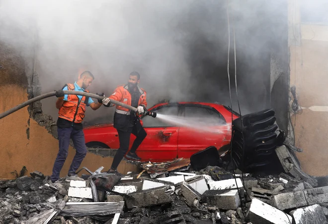 Palestinians extinguish a fire at the site of an Israeli strike on a house, in Gaza City, June 7, 2025. REUTERS/Ebrahim Hajjaj Foto Ebrahim Hajjaj Reuters