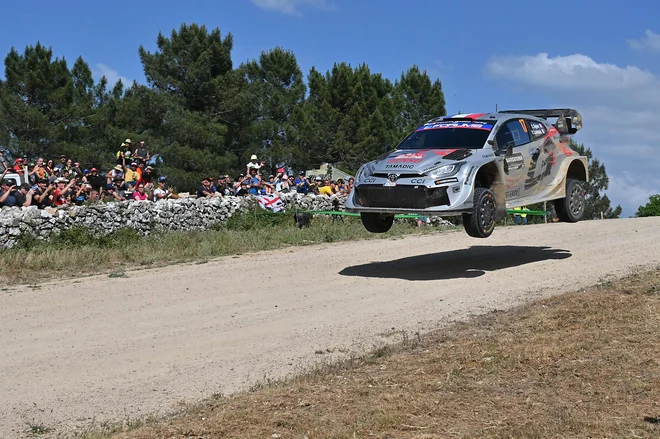 Sebastien Ogier leti po Sardiniji. FOTO: Andreas Solaro/AFP