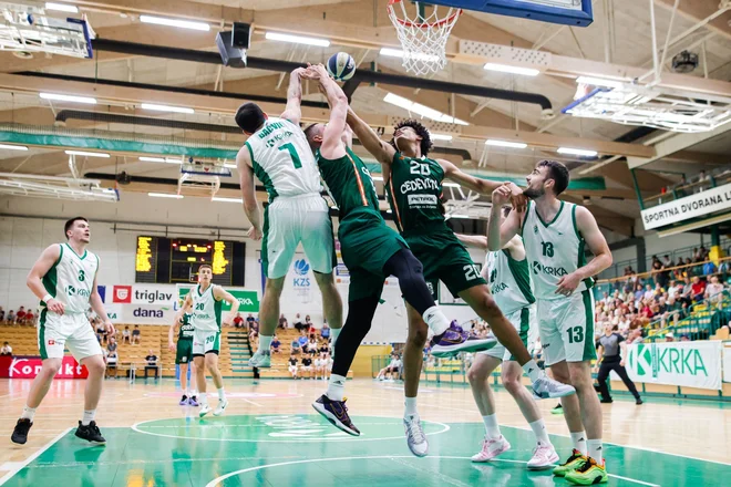 Zračni dvoboj v Novem mestu. FOTO: KZS