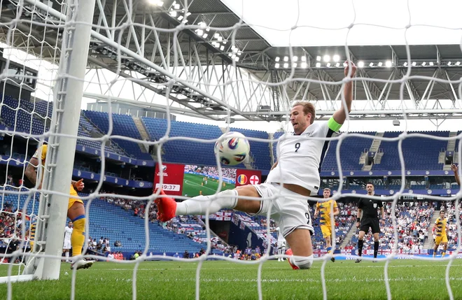 Englishmen closely beat Andoro, Albania and Serbia undecided