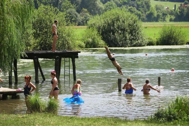 V prihajajočem poletju bo skok v jezersko vodo ena boljših rešitev. FOTO: Leon Vidic