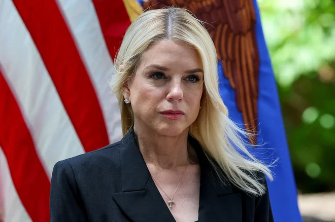 Zvezna pravosodna ministrica Pam Bondi najbolj razvpitega migranta Kilmarja Abrega Garcio obtožuje hudih zločinov. Foto: Jonathan Ernst/Reuters