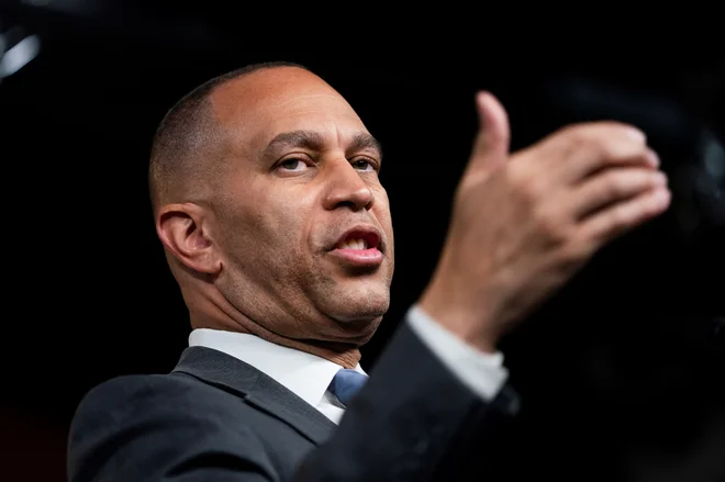 Demokratski prvak Hakeem Jeffries je zagrozil z razkrinkanjem agentov zvezne migrantske policije. Foto: Nathan Howard/Reuters