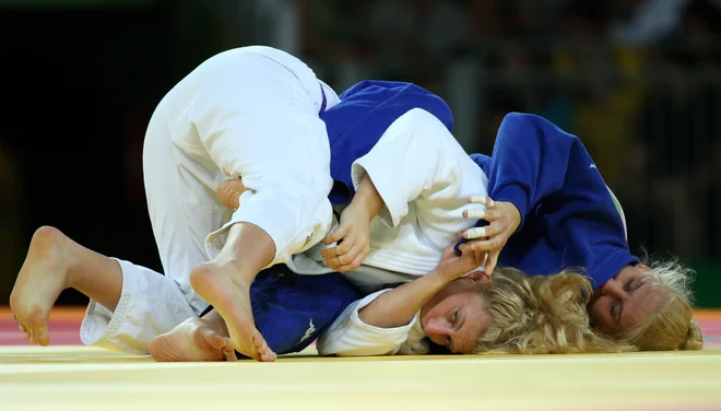 Ana Velenšek (v modrem kimonu) se je na olimpijskih igrah v Riu de Janeiru dobro borila s Kaylo Harrison (v belem kimonu). FOTO: Toru Hanai/Reuters