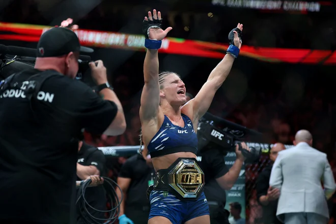 Kayla Harrison se je takole veselila osvojitve šampionskega pasu združenja UFC. FOTO: Vincent Carchietta/Reuters