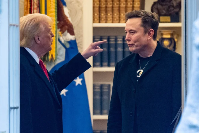 Donald se menda še ni povsem poslovil od Elona, saj bi na plan lahko prišla kakšna neugodna resnica. FOTO: Roberto Schmidt/AFP
