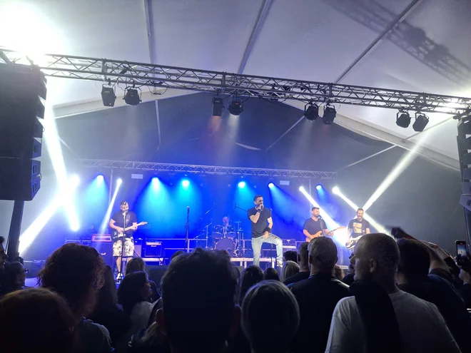 V soboto se je v Rovtah zgodil več kot koncert. FOTO: Nina Gostiša