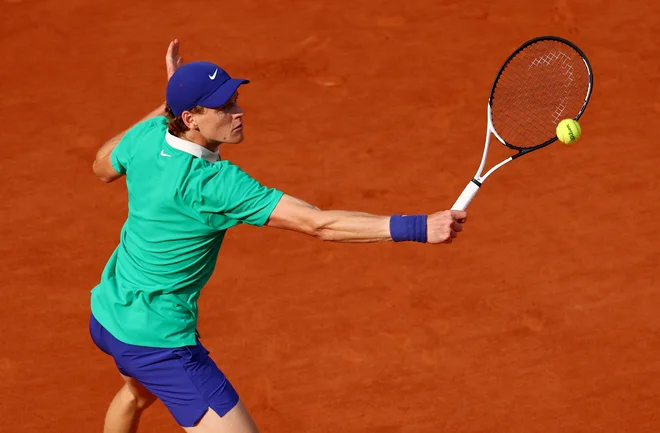 Jannik Sinner med dvobojem s Carlosom Alcarazom. FOTO: Denis Balibouse/Reuters