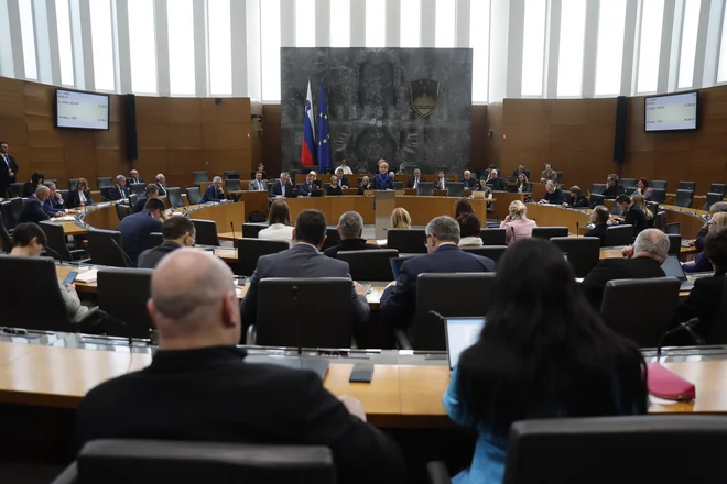 V junijskem Barometru beležijo parlamentarne stranke koalicije skupaj nekaj manj kot 28-odstotno podporo, opozicije pa 26-odstotno. FOTO: Leon Vidic/delo