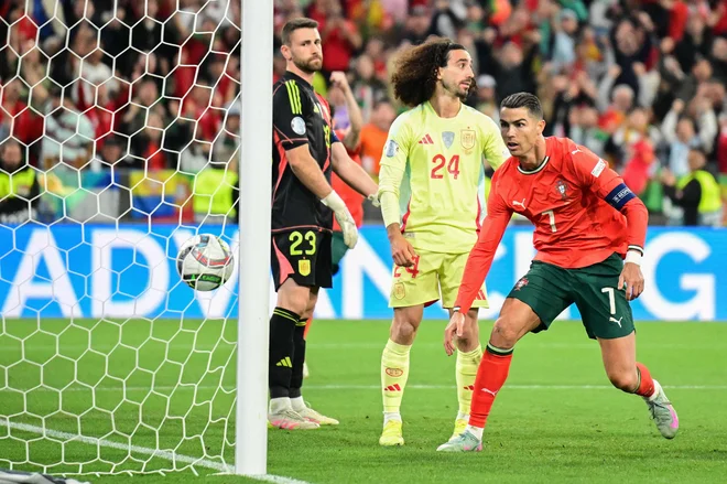 Cristiano Ronaldo je priigral soigralcem izenačenje za 2:2, nato pa kmalu zapustil igro zaradi poškodbe. FOTO: Tobias Schwarz/AFP