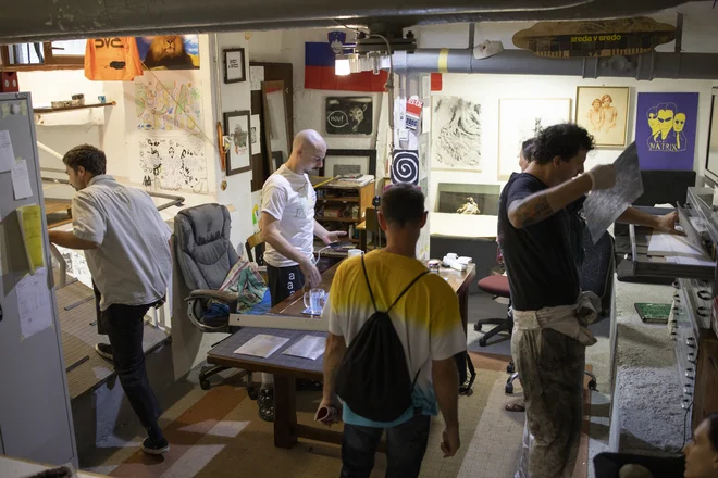 Umetniški kolektiv Sreda v sredo (SVS) so leta 2019 ustanovili Žiga Artnak, Urban Cerjak in Matic Flajs (na fotografiji Atelje SVS v Ljubljani). FOTO: Urška Boljkovac/arhiv MGLC