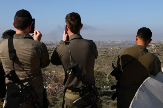 Vojaki plenjenje palestinskih domov in njihovo uničevanje snemajo, kot bi slikali kosilo v restavraciji ali dopust na tujem. FOTO: Kai Pfaffenbach/Reuters