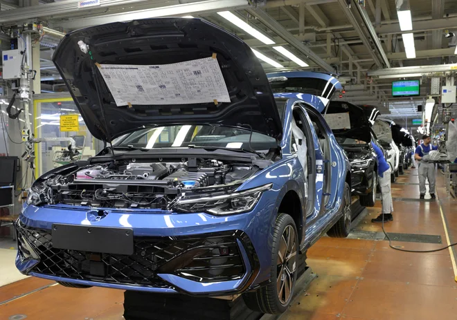 Volkswagen bo proizvodnjo klasičnega golfa preselil v Mehiko, doma pa bo izdeloval le še električnega. Foto Fabian Bimmer/Reuters
