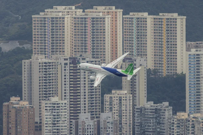 Potniško letalo C919 se preveč opira na ameriške in evropske dele. FOTO: Tyrone Siu/Reuters