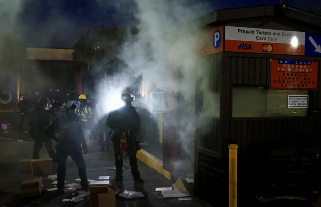 The protesters are dealing with the police in the center of Los Angeles, where the tension after the publication of Trump's order of referral of the national guard without the consent of the governor has grown even more. Photo: David Swanson Reuters