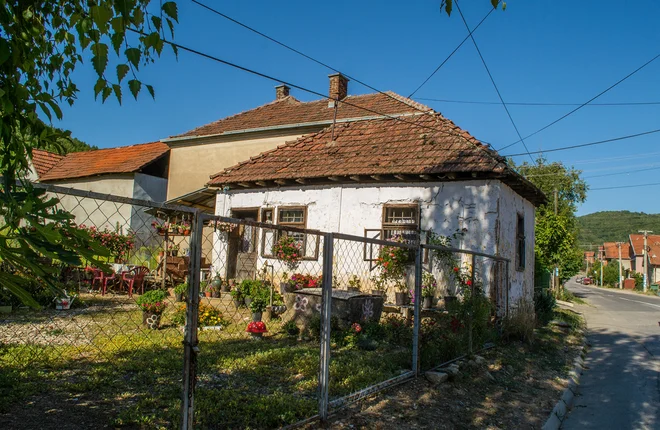 Največ pozornosti  vzbuja predlog, da bodo vsi objekti, zgrajeni pred 1. januarjem 1995, avtomatsko šteti kot legalni – seveda pod pogojem, da je bil zanje plačan komunalni prispevek in ni bil izrečen inšpekcijski ukrep za odstranitev. (Fotografija je simbolična). FOTO: Dejan Trajkovic/Shutterstock