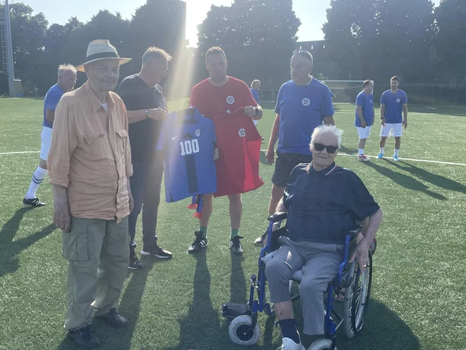 The initial blow to the memorial match was performed by Marjan Tomšič (on the trolley), one of the oldest club members. Photo Rok Tamše