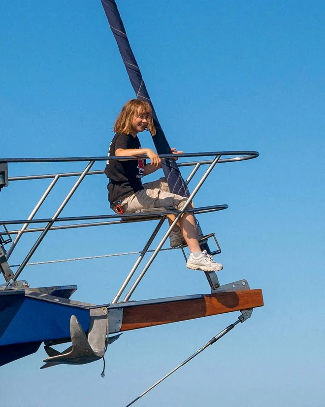 Najbolj znana potnica na Madleen je bila švedska aktivistka Greta Thunberg, med 12-člansko posadko je bila tudi poslanka evropskega parlamenta iz Francije Rima Hassan. FOTO: Freedom Flotilla Coalition via Reuters