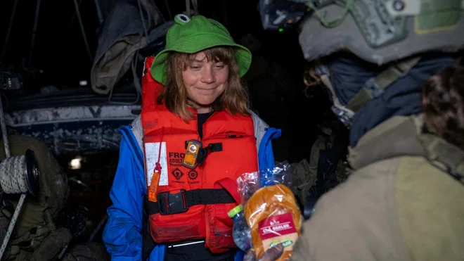 V ponedeljek zgodaj zjutraj so se na Madleen vkrcali izraelski vojaki in jadrnico odpeljali v eno od svojih pristanišč. Aktivistom so ponudili sendviče. Foto Reuters