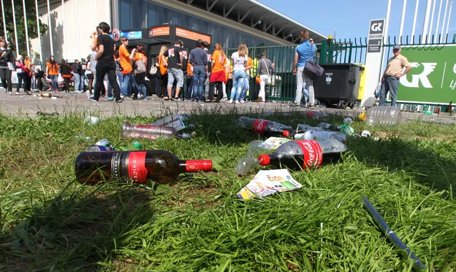 Pitje alkoholnih pijač pri mladostnikih se je v zadnjih dveh desetletjih po svetu in tudi pri nas zmanjšalo, a so slovenski mladostniki še vedno nad mednarodnim povprečjem. FOTO: Ljubo Vukelič