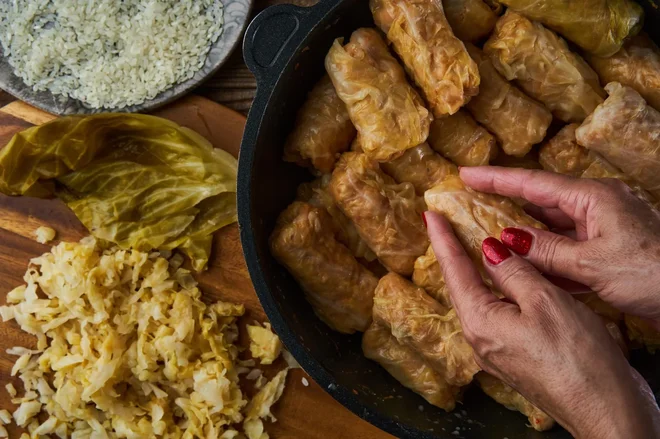 Koliko litrov zelenjavne juhe sta starša nakuhala v desetletjih, koliko belokranjskih pogač, kruha, krompirjevih zloženk, štrudljev in rolad sta napekla, koliko sarm, polnjenih paprik in segedinov nakuhala in koliko tupperwarov napolnila z njimi! FOTO: Fotodokumentacija Dela