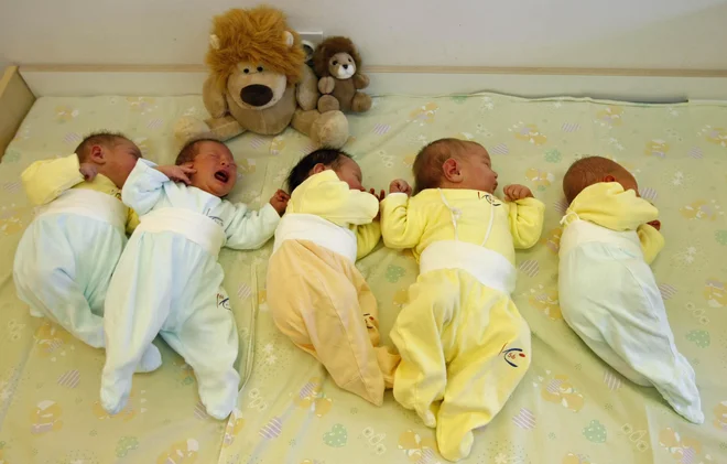 Poročilo UNFPA opozarja tudi na previdnost pri odzivanju na nizko rodnost, saj lahko prehitri in nepremišljeni ukrepi privedejo do manipulativnih politik. FOTO: Tomi Lombar