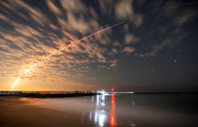 Musk se je znašel v konfliktu s Trumpom, ki je menda grozil celo z odpovedjo pogodbenih sodelovanj med državo in Muskovimi podjetji. FOTO: Sam Wolfe/Reuters