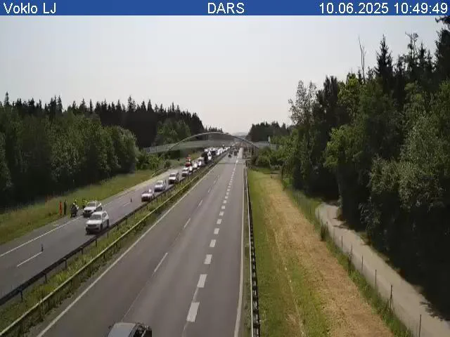 Zaradi nesreče nastaja zastoj. FOTO: Dars/posnetek zaslona