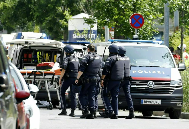 Poteka obsežna policijska akcija. FOTO: Erwin Scheriau/AFP