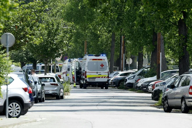 Avstrijska policija je sporočila, da se je streljanje zgodilo na gimnaziji na Dreierschützengasse, na severozahodu mesta Gradec, nedaleč od glavne železniške postaje, piše BBC. FOTO: Erwin Scheriau/AFP