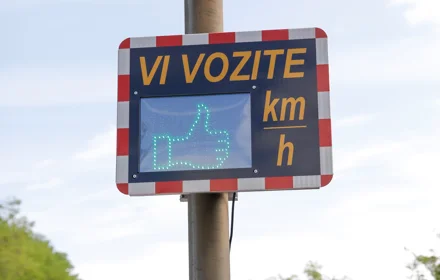 Pri Zavarovalnici Triglav so z meritvami pred postavitvijo prikazovalnikov in po njej ugotovili, da zaradi prikazovalnikov kar 7,3 % voznikov zmanjša hitrost. FOTO: Zavarovalnica Triglav