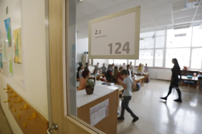Ključno je vlagati v preventivo. Delati z učenci, se z njimi pogovarjati, vzpostavljati odnose – in vključevati tudi starše. FOTO: Leon Vidic