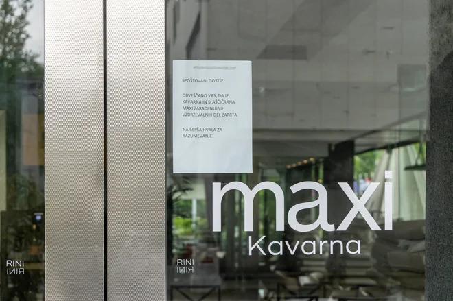 Lokali v ljubljanskem Maximarketu so zaradi onesnaženja pitne vode zaprti že od  sredine aprila. Kdaj se bodo ponovno odprli ni znano. FOTO: Voranc Vogel/Delo