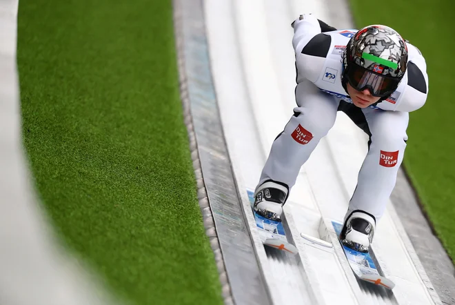Na prvih pripravah je bil tudi Marius Lindvik. FOTO: Kai Pfaffenbach/Reuters