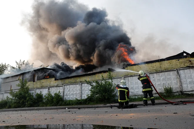 Gasilci in reševalci so imeli veliko dela zaradi ruskih napadov z brezpilotnimi letali.
FOTO: Thomas Peter/Reuters