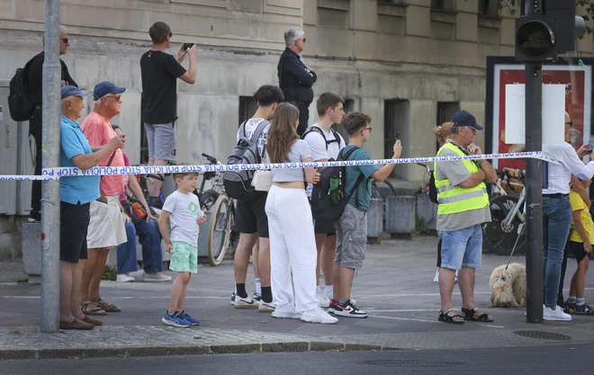Laik v sicer mirnem okolju pokanja strelnega orožja pogosto ne prepozna in ga zlahka zamenja s pirotehniko. Če se zvok pokanja približuje in če je varen umik mogoč, stroka svetuje takojšnjo evakuacijo. Fotografija je simbolična. Foto Jože Suhadolnik