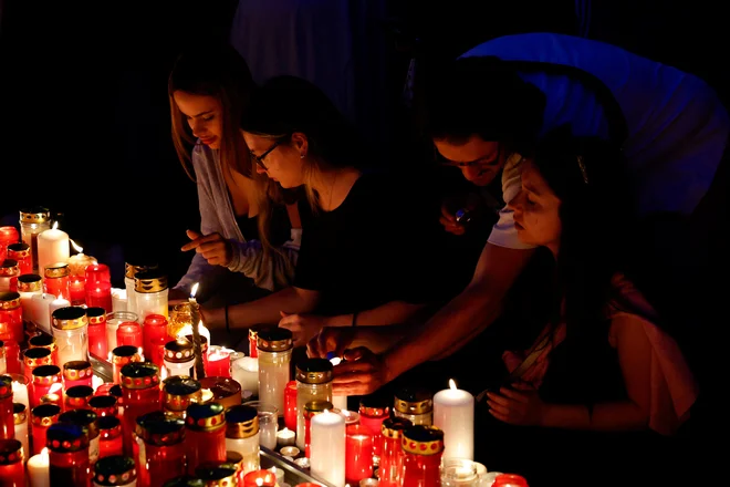 Gradec in Avstrija sta potopljena v žalovanje. FOTO: Borut Živulović/Reuters