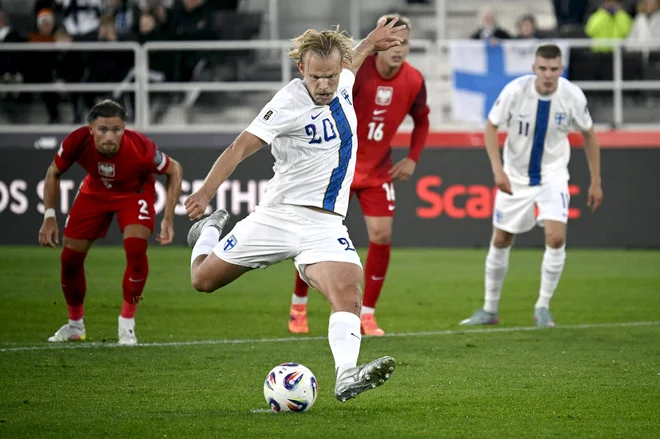 Joel Pohjanpalo je z bele točke popeljal Finsko v vodstvo. FOTO: Markku Ulander/Reuters