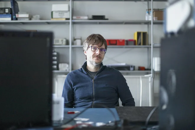 »Medtem ko pri določenih vejah fizike teoretična vprašanja ostajajo odprta zelo dolgo, ker eksperimenta z obstoječo tehnologijo niti ni mogoče opraviti, so v kvantni fiziki stvari videti dosegljive.« FOTO: Jože Suhadolnik


 
