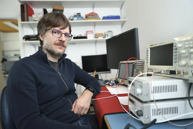 »Kvantne pike lahko na površinah materialov povzročijo nastanek nekih dodatnih, dolgoživih stanj. Pojavila se je ideja, da bi lahko kvantno informacijo shranjevali v ta stanja.« FOTO: Jože Suhadolnik